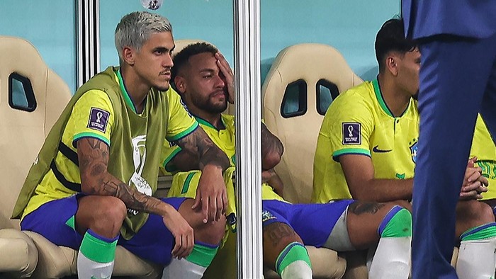 Tangisan Neymar Usai Tinggalkan Laga Brasil vs Serbia Neymar menangis di bench pemain setelah ditarik keluar pada menit ke-80 digantikan Antony dalam kemenangan Brasil 2-0 atas Serbia di Piala Dunia 2022.