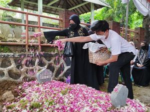 Eks Waket DPR Taufik Kurniawan Dimakamkan di Samping Pusara Ibunda Eks Waket DPR Taufik Kurniawan Dimakamkan di Samping Pusara Ibunda