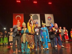 Bangga! Tim SMP Al-Azhar BSD Jadi Juara Festival Seni Budaya di Turki