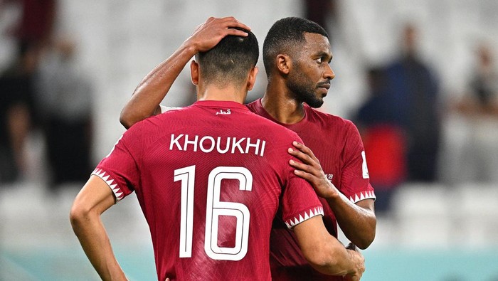 DOHA, QATAR - NOVEMBER 25: Qatar players show dejection after their 1-3 defeat in the FIFA World Cup Qatar 2022 Group A match between Qatar and Senegal at Al Thumama Stadium on November 25, 2022 in Doha, Qatar. (Photo by Stuart Franklin/Getty Images)