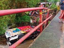 Truk Muat Cabai Terjun ke Sungai di Banyuwangi gegara Sopir Ngantuk