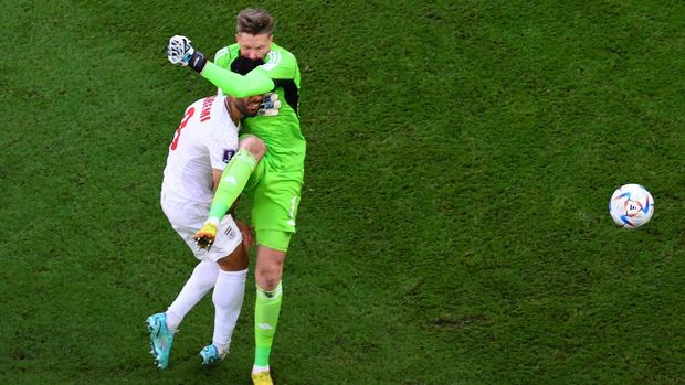 Soccer Football - FIFA World Cup Qatar 2022 - Group B - Wales v Iran - Ahmad Bin Ali Stadium, Al Rayyan, Qatar - November 25, 2022  Wales' Wayne Hennessey fouls Iran's Mehdi Taremi REUTERS/Fabrizio Bensch