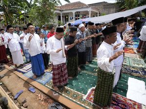 Warga Cianjur Salat Jumat di Antara Reruntuhan Bangunan