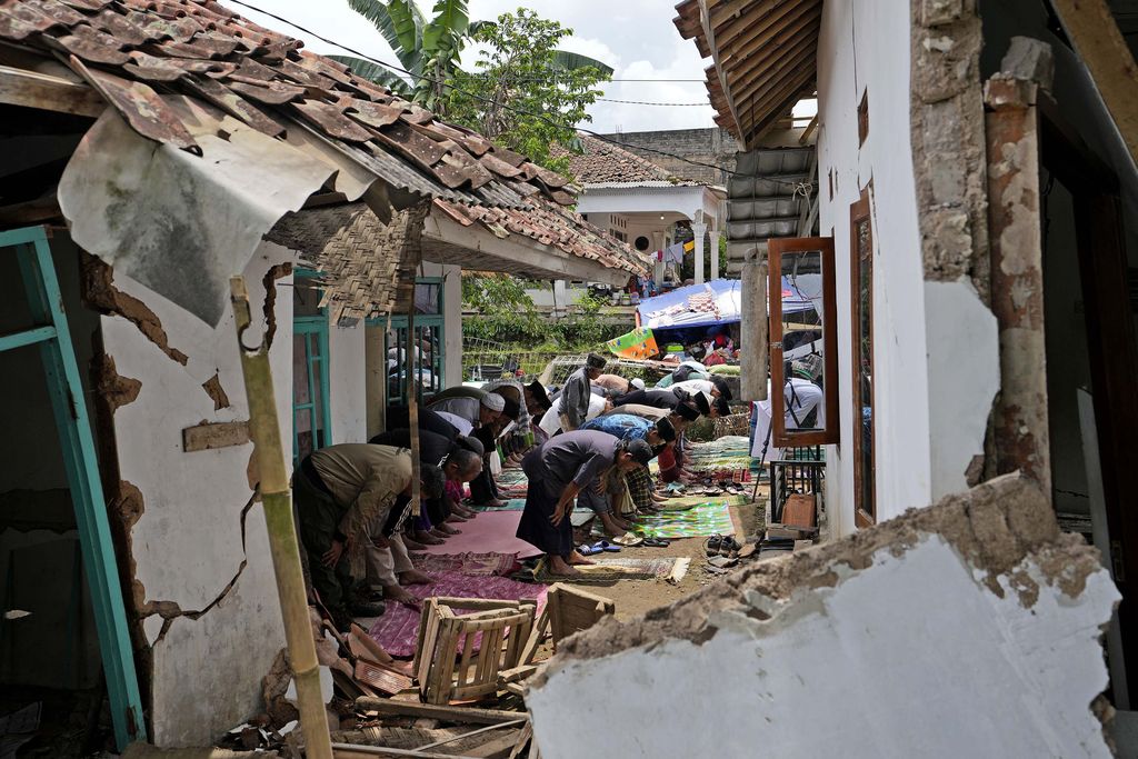 Gempa bumi membuat masjid di Desa Gasol, Cianjur, Jawa Barat, rusak parah, Jumat (25/11/2022). Warga pun menunaikan ibadah salat Jumat di luar masjid.