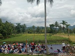 Momen Korban Gempa Cianjur Salat Jumat di Ruangan Terbuka