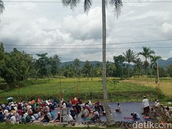Momen Korban Gempa Cianjur Salat Jumat di Ruangan Terbuka
