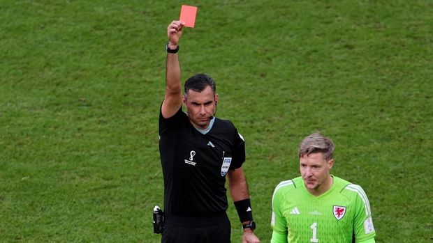 Soccer Football - FIFA World Cup Qatar 2022 - Group B - Wales v Iran - Ahmad Bin Ali Stadium, Al Rayyan, Qatar - November 25, 2022 Wales' Wayne Hennessey is shown a red card by referee Mario Escobar REUTERS/Marko Djurica