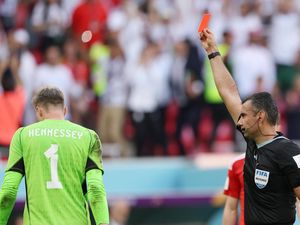 Kiper Wales Terjang Pemain Iran, Kartu Merah Pertama Piala Dunia 2022 Kiper Wales Terjang Pemain Iran, Kartu Merah Pertama Piala Dunia 2022