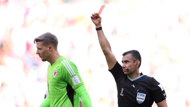 DOHA, QATAR - NOVEMBER 25: Wayne Hennessey of Wales is shown a red card by referee Mario Alberto Escobar Toca during the FIFA World Cup Qatar 2022 Group B match between Wales and IR Iran at Ahmad Bin Ali Stadium on November 25, 2022 in Doha, Qatar. (Photo by Richard Heathcote/Getty Images)