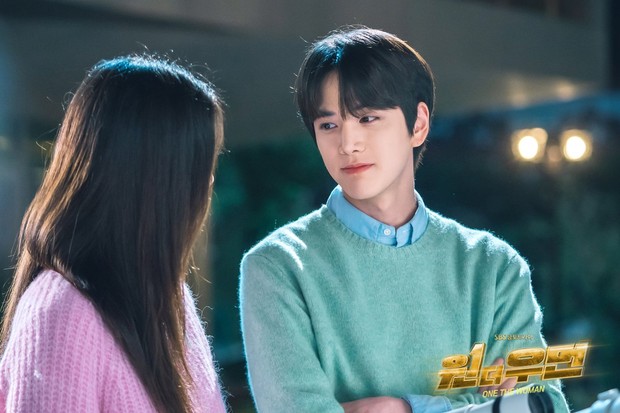Young Hoon berperan sebagai Kaeng di 'Love Revolution'/twitter.com/infodrakor_id Younghoon sempat membintangi drama comeback Lee Honey, yaitu One The Woman