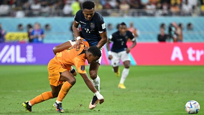 Ecuadors forward #11 Michael Estrada (top) fights for the ball with Netherlands defender #02 Jurrien Timber during the Qatar 2022 World Cup Group A football match between the Netherlands and Ecuador at the Khalifa International Stadium in Doha on November 25, 2022. (Photo by Alberto PIZZOLI / AFP) (Photo by ALBERTO PIZZOLI/AFP via Getty Images)