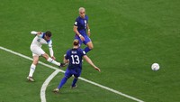 Tim Tiga Singa coba mengancam pada menit ke-11. Bermula dari skema sepak pojok, Harry Maguire memantulkan bola Mason Mount. Namun, tembakan Mount masih belum menemui sasaran.