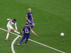 Tim Tiga Singa coba mengancam pada menit ke-11. Bermula dari skema sepak pojok, Harry Maguire memantulkan bola Mason Mount. Namun, tembakan Mount masih belum menemui sasaran.