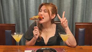 Gaya Angela Lee Saat Floating Breakfast dan Mukbang Bakso Raksasa