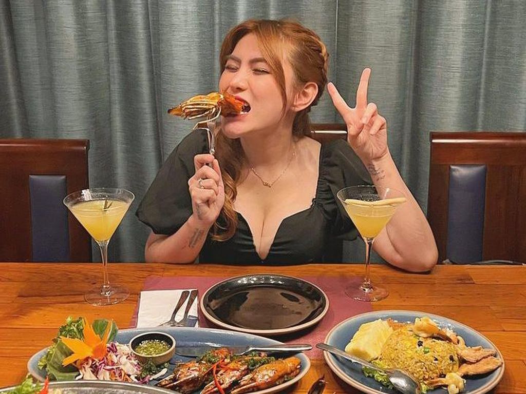 Gaya Angela Lee Saat Floating Breakfast dan Mukbang Bakso Raksasa Gaya Angela Lee Saat Floating Breakfast dan Mukbang Bakso Raksasa