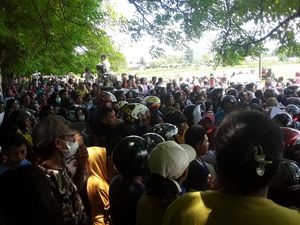 Antrean Horor Ribuan Warga Kupang Demi Minyak Tanah Antrean Horor Ribuan Warga Kupang Demi Minyak Tanah