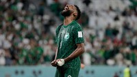 Salem Al Dawsari menjadi eksekutor, namun gagal menaklukkan Szczesny. Bolanya ditepis, dan apesnya, bola muntahnya juga gagal dimanfaatkan Mohammed Al Burayk menjadi gol. Sepakannya di mulut gawang melayang ke atas. Polandia masih memimpin 1-0. (David S. Bustamante/Getty Images)