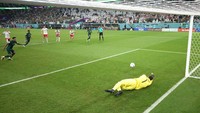 Tak lama berselang, Arab mendapat penalti usai Krystian Bielik melanggar Saleh Al Shehri di kotak penalti. (Laurence Griffiths/Getty Images)