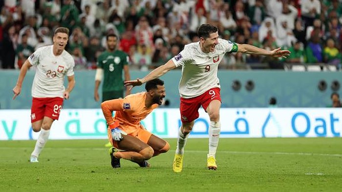 Arab Saudi Gagal Penalti, Polandia Meaning 2-0 AL RAYYAN, QATAR - NOVEMBER 26: Robert Lewandowski of Poland celebrates after scoring their team's second goal during the FIFA World Cup Qatar 2022 Group C match between Poland and Saudi Arabia at Education City Stadium on November 26, 2022 in Al Rayyan, Qatar. (Photo by Lars Baron/Getty Images)