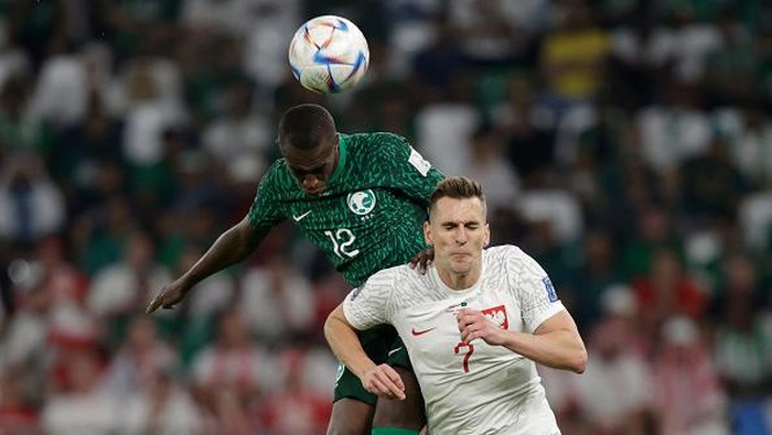 Arab Saudi Gagal Penalti, Polandia Meaning 2-0 AL RAYYAN, QATAR - NOVEMBER 26: Saud Abdulhamid of Saudi Arabia, Arkadiusz Milik of Poland during the World Cup match between Poland v Saudi Arabia at the Education City Stadium on November 26, 2022 in Al Rayyan Qatar (Photo by David S. Bustamante/Soccrates/Getty Images)