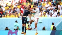 Masuk menit ke-23, gol lahir. Aksi Craig Goodwin menyisir sisi kiri lapangan diakhiri dengan kiriman bola ke depan gawang. Mitchell Duke, yang dikawal ketat pemain Tunisia, masih bisa melepaskan tandukan untuk bikin Australia unggul 1-0. (Robert Cianflone/Getty Images)