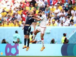 Masuk menit ke-23, gol lahir. Aksi Craig Goodwin menyisir sisi kiri lapangan diakhiri dengan kiriman bola ke depan gawang. Mitchell Duke, yang dikawal ketat pemain Tunisia, masih bisa melepaskan tandukan untuk bikin Australia unggul 1-0. (Robert Cianflone/Getty Images)