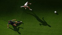 Di babak pertama, baik Tunisia maupun Australia sama-sama memiliki sejumlah kesempatan. Australia, yang amat butuh kemenangan, relatif lebih banyak berinisiatif menekan dengan Tunisia beberapa kali gantian merancang serangan balik. (Matthias Hangst/Getty Images)