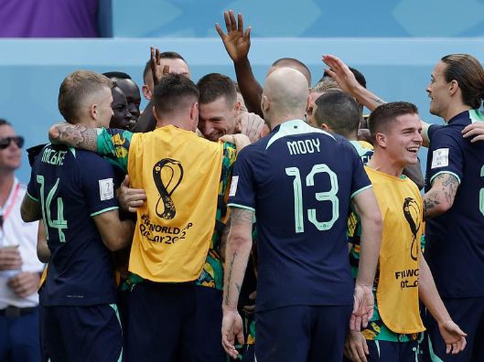 AL WAKRAH, QATAR - NOVEMBER 26: Mitchell Duke of Australia celebrates 1-0 with teammates during the  World Cup match between Tunisia  v Australia at the Al Janoub Stadium on November 26, 2022 in Al Wakrah Qatar (Photo by Eric Verhoeven/Soccrates/Getty Images)