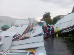 Ngeri! 16 Kontrakan Semipermanen Roboh di Jakbar Diterjang Hujan dan Angin
