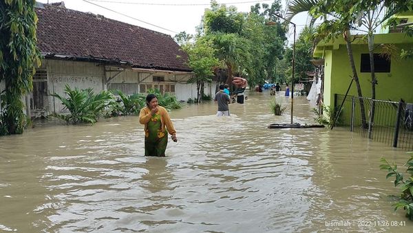 Potret Warga Bojonegoro Dua Hari Terendam Banjir