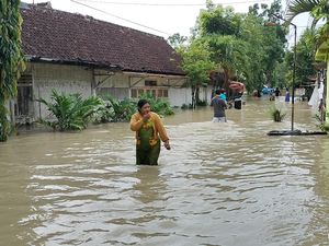 Potret Warga Bojonegoro Dua Hari Terendam Banjir
