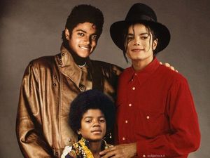 Potret Selebriti Dunia Bareng Dirinya di Masa Muda, Pangling!