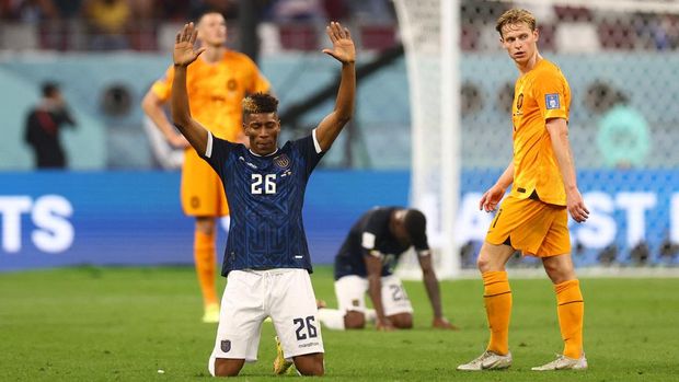 Soccer Football - FIFA World Cup Qatar 2022 - Group A - Netherlands v Ecuador - Khalifa International Stadium, Doha, Qatar - November 25, 2022 Ecuador's Kevin Rodriguez reacts after the match as Netherlands' Frenkie de Jong looks on REUTERS/Hannah Mckay