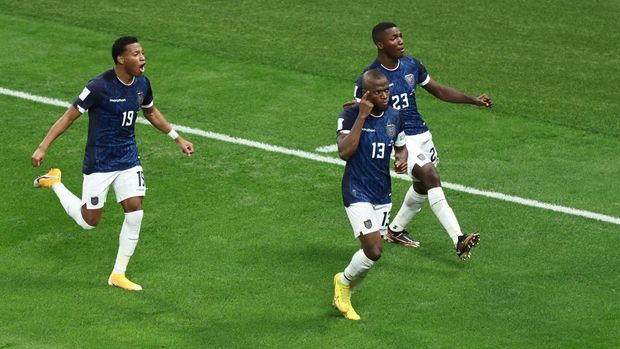 Soccer Football - FIFA World Cup Qatar 2022 - Group A - Netherlands v Ecuador - Khalifa International Stadium, Doha, Qatar - November 25, 2022 Ecuador's Enner Valencia celebrates scoring their first goal with Gonzalo Plata and Moises Caicedo REUTERS/Marko Djurica