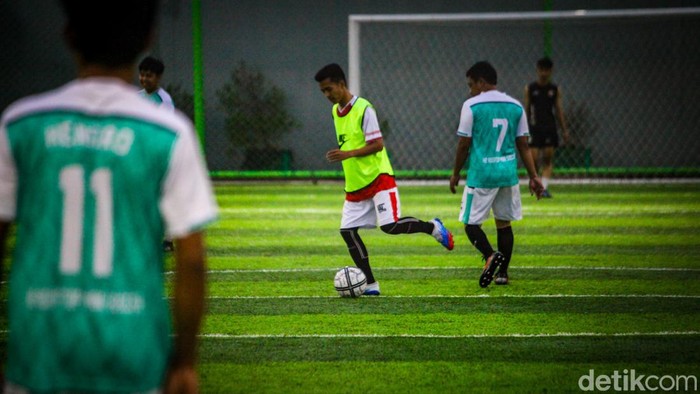 Sejumlah pesepakbola amatir bermain mini soccer di H2 Rooftop Mini Soccer di Mal Icon Walk Tangerang, Banten, Jumat (25/11/2022).