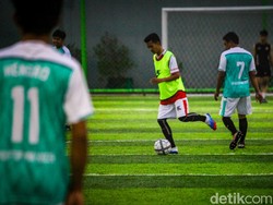 Olahraga mini soccer memang saat ini tengah menjamur, khususnya di kalangan pesepakbola amatir yang bermain sepulang kerja.