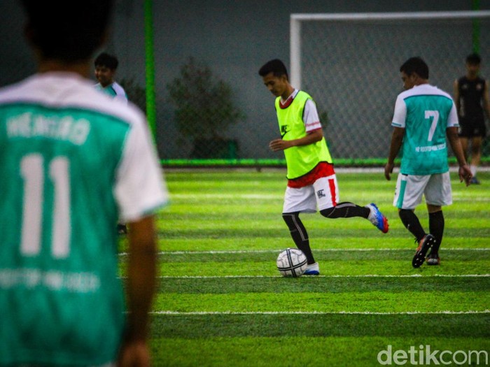 Sejumlah pesepakbola amatir bermain mini soccer di H2 Rooftop Mini Soccer di Mal Icon Walk Tangerang, Banten, Jumat (25/11/2022).