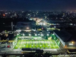 Dengan ukuran 28x52 meter, pemain dapat merasakan bermain mini soccer dengan suasana langit dan pemandangan sekeliling kota Tangerang dari ketinggian.