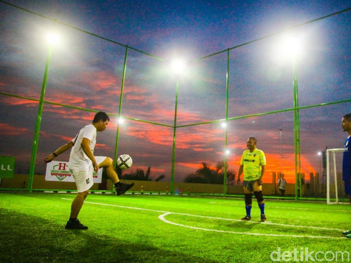 Sejumlah pesepakbola amatir bermain mini soccer di H2 Rooftop Mini Soccer di Mal Icon Walk Tangerang, Banten, Jumat (25/11/2022).