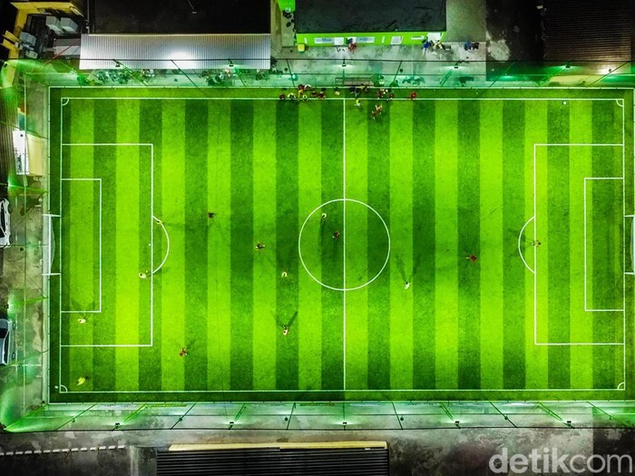 Sejumlah pesepakbola amatir bermain mini soccer di H2 Rooftop Mini Soccer di Mal Icon Walk Tangerang, Banten, Jumat (25/11/2022).