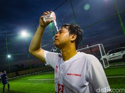 Para pesepakbola amatir biasanya bermain mini soccer menjelang dan saat akhir pekan.
