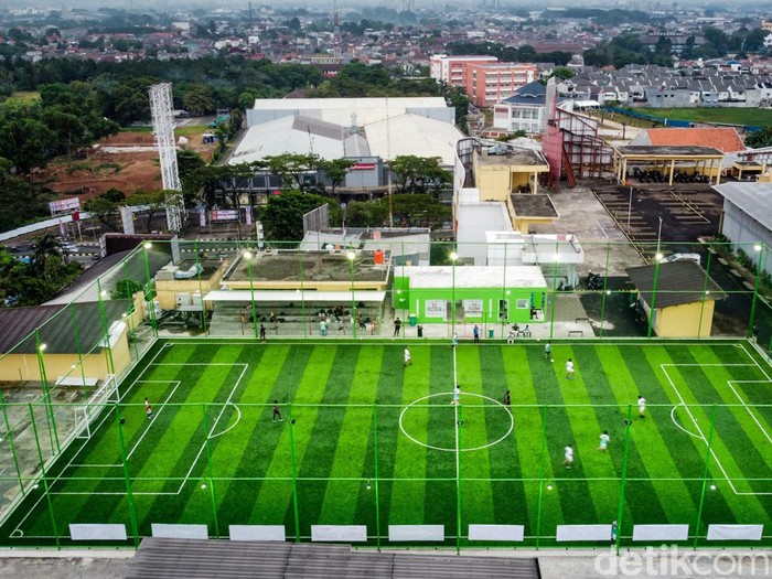 Sejumlah pesepakbola amatir bermain mini soccer di H2 Rooftop Mini Soccer di Mal Icon Walk Tangerang, Banten, Jumat (25/11/2022).