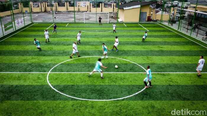 Sejumlah pesepakbola amatir bermain mini soccer di H2 Rooftop Mini Soccer di Mal Icon Walk Tangerang, Banten, Jumat (25/11/2022).