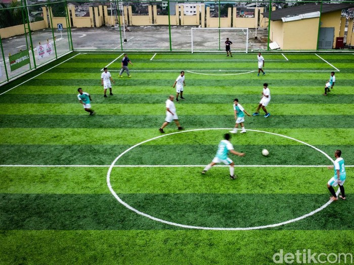 Sejumlah pesepakbola amatir bermain mini soccer di H2 Rooftop Mini Soccer di Mal Icon Walk Tangerang, Banten, Jumat (25/11/2022).