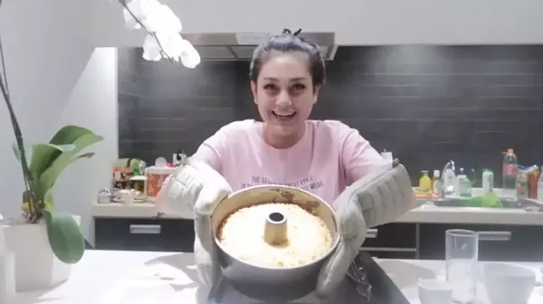 Potret Dapur Celine Evangelista yang Minimalis dan Serba Putih