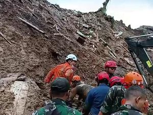 Jasad Ayah dan Anak Ditemukan Berpelukan dalam Longsor Cianjur