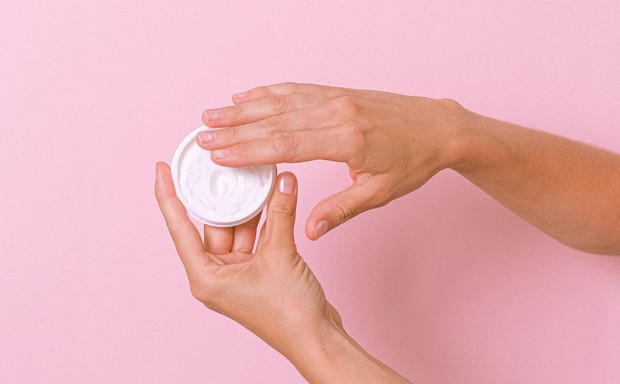 Gunakan skincare yang mengandung beeswax dan shea butter / Foto: pexels.com/Anna Shvets Gunakan skincare yang mengandung beeswax dan shea butter / Foto: pexels.com/Anna Shvets
