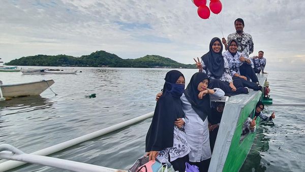 7 Potret Guru di Sulawesi Arungi Lautan Demi Mengajar