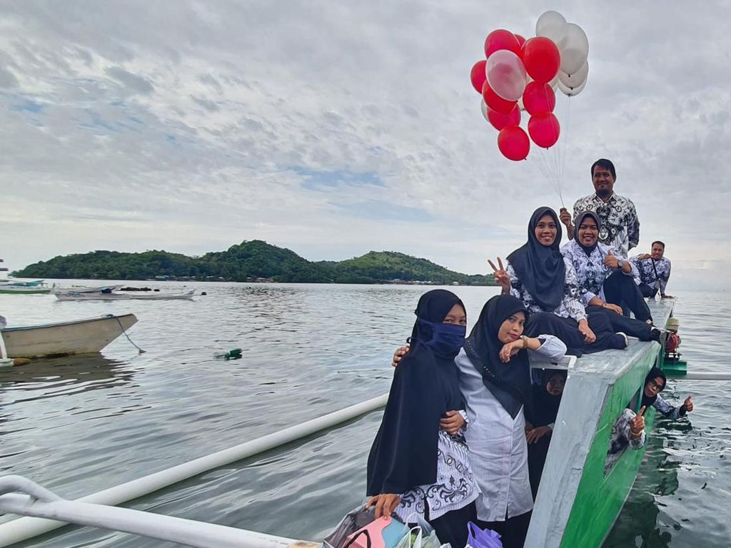 7 Potret Guru di Sulawesi Arungi Lautan Demi Mengajar