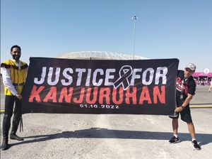 Aksi Aremania di Venue Piala Dunia Sempat Bikin Sekuriti Salah Paham Aksi Aremania di Venue Piala Dunia Sempat Bikin Sekuriti Salah Paham